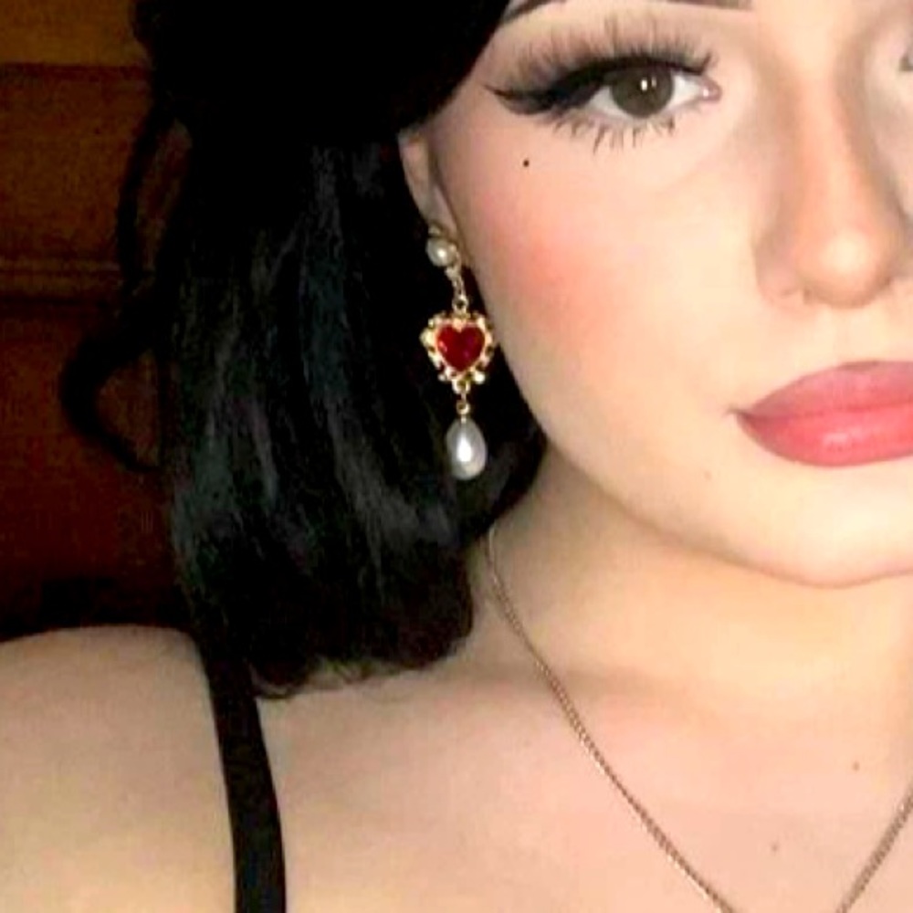 Queen of Hearts👑❤️Ruby Red Rhinestone, Gold & Pearl Drop Statement Earri… - Picture 12 of 15